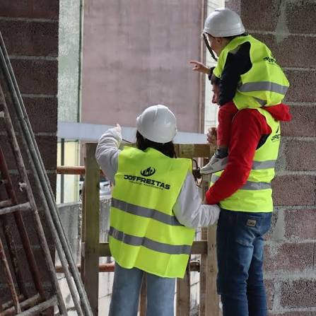 Equipa Josfreitas em obra, com capacete e colete de proteção