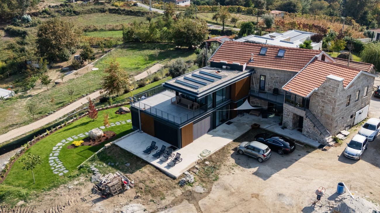 Vista aérea do conjunto reabilitado com jardim e terraço — Casas da Giesteira, Termas de São Vicente, Penafiel