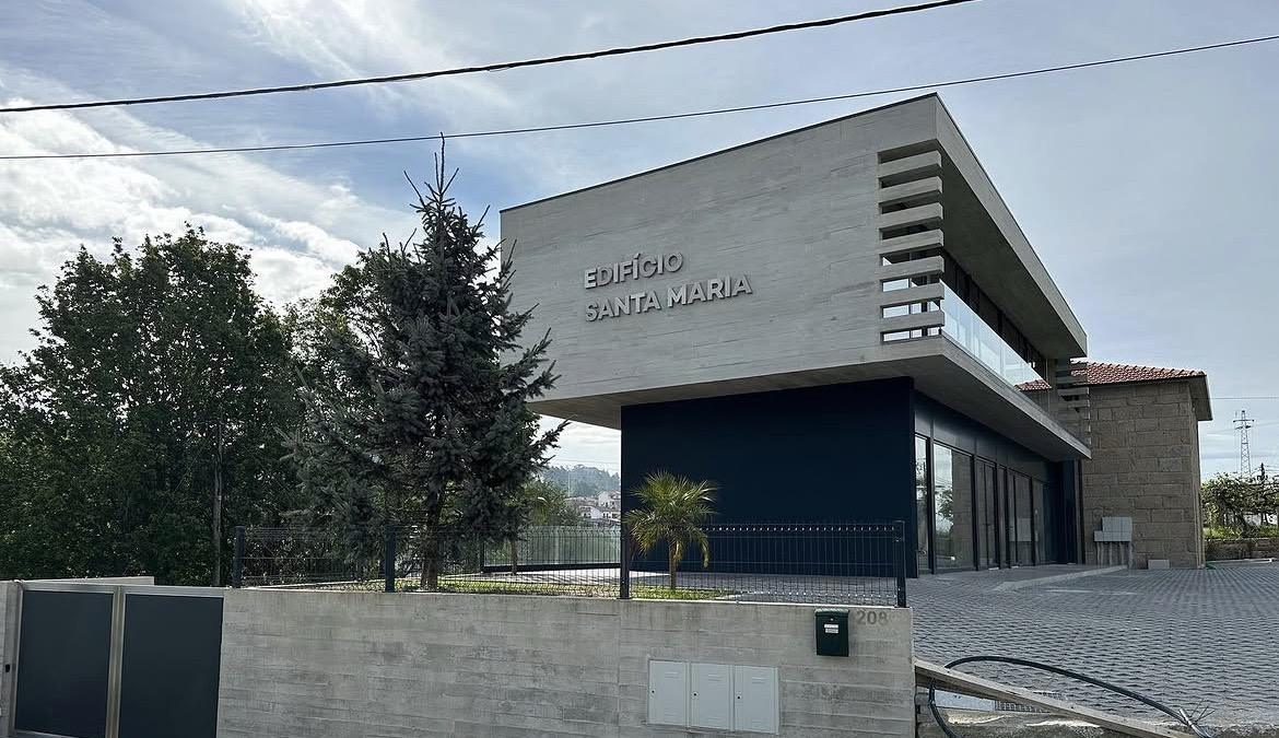 Vista lateral do edifício com letreiro — Edifício Santa Maria, Termas de São Vicente, Penafiel