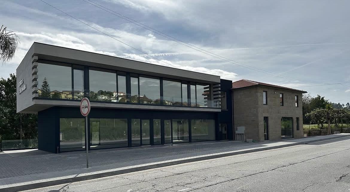 Fachada do edifício junto à estrada — Edifício Santa Maria, Termas de São Vicente, Penafiel