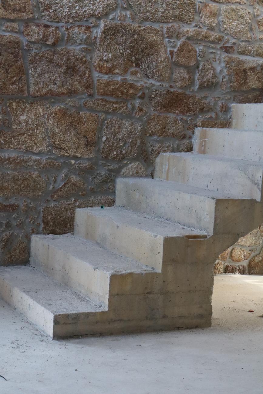 Escadas junto a parede de granito — Edifício de restauração Leitão do Petti, Penafiel