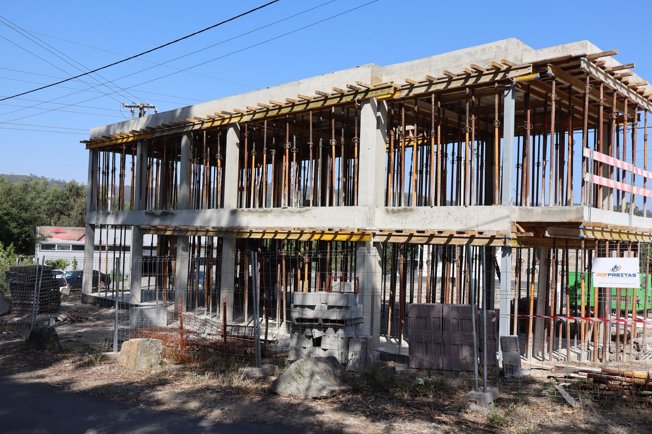 Casa de Jugueiros em construção, Termas de São Vicente, Penafiel — estrutura de betão de dois pisos com escoramentos