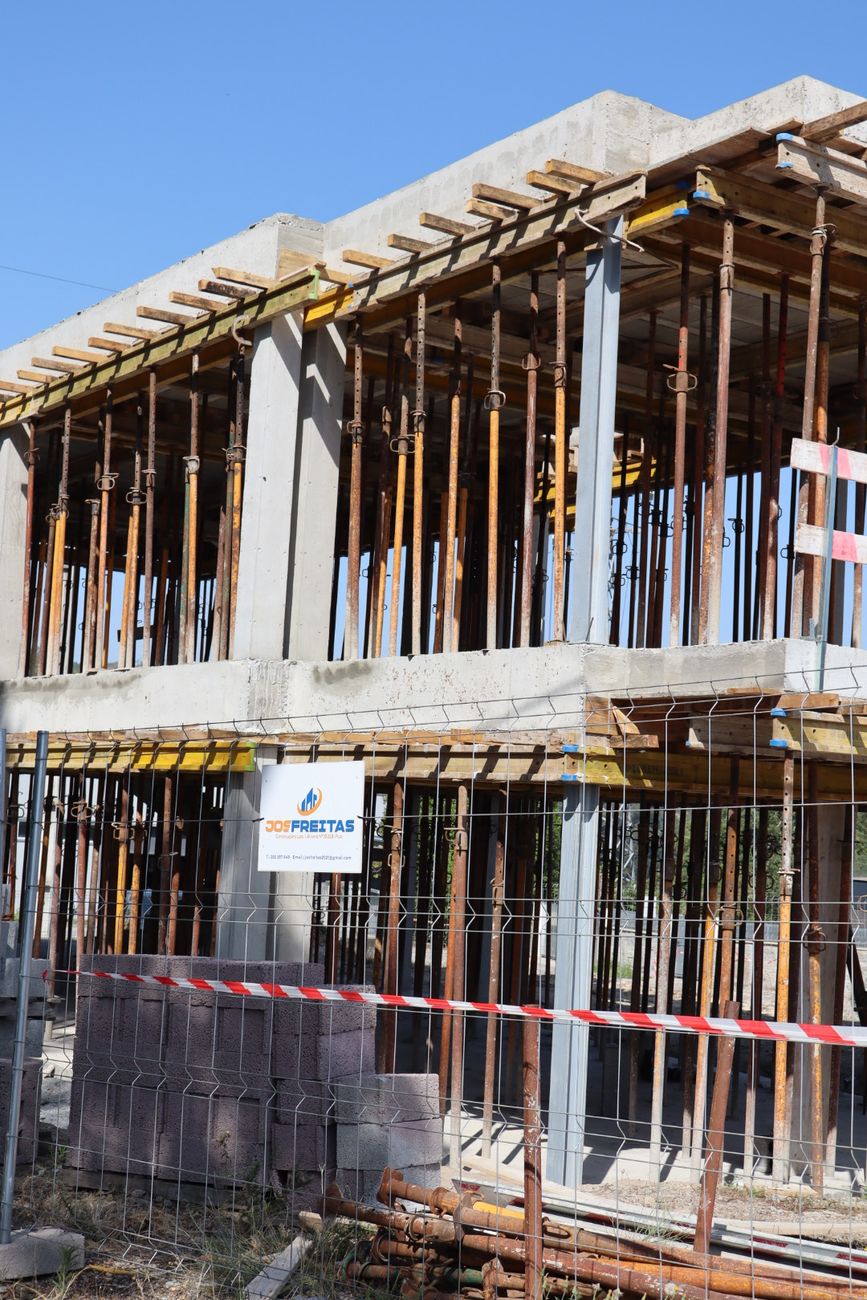 Lajes de betão com escoras metálicas e placa Josfreitas — Casa de Jugueiros, Termas de São Vicente