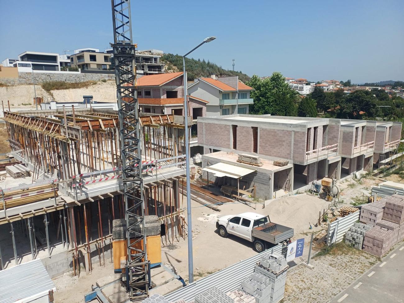 Moradias em banda e viatura em obra — Casas de Boim, Lousada