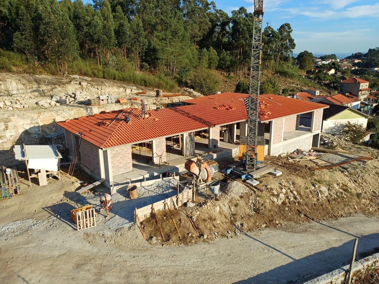 Cobertura em telha em fase de acabamento — Casa de São Miguel, Termas de São Vicente