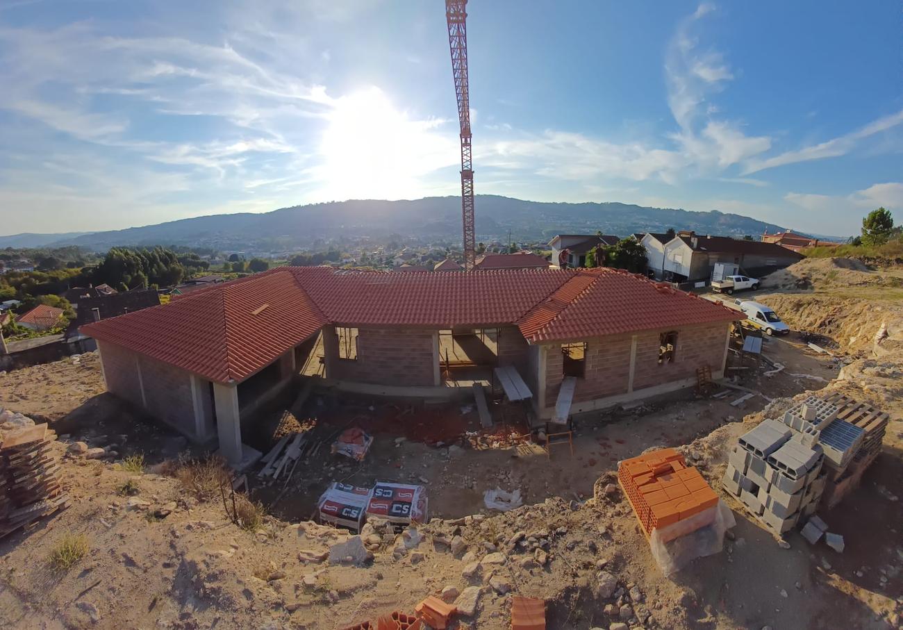 Panorâmica da moradia com cobertura em telha — Casa de São Miguel, Termas de São Vicente