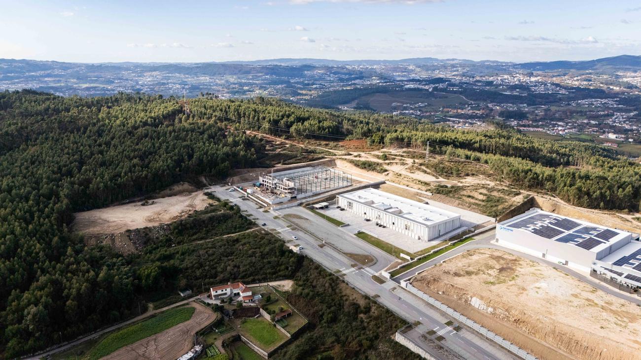 Obra no alto da colina vista de longe — Pavilhão Industrial de Recezinhos, Penafiel