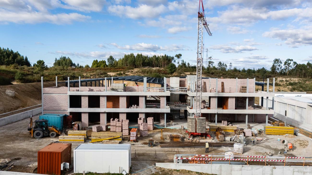 Edifício de apoio em alvenaria com grua — Pavilhão Industrial de Recezinhos, Penafiel