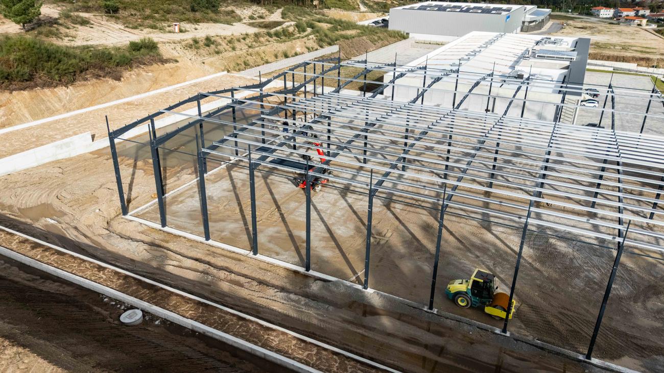 Estrutura metálica da cobertura vista de lado — Pavilhão Industrial de Recezinhos, Penafiel