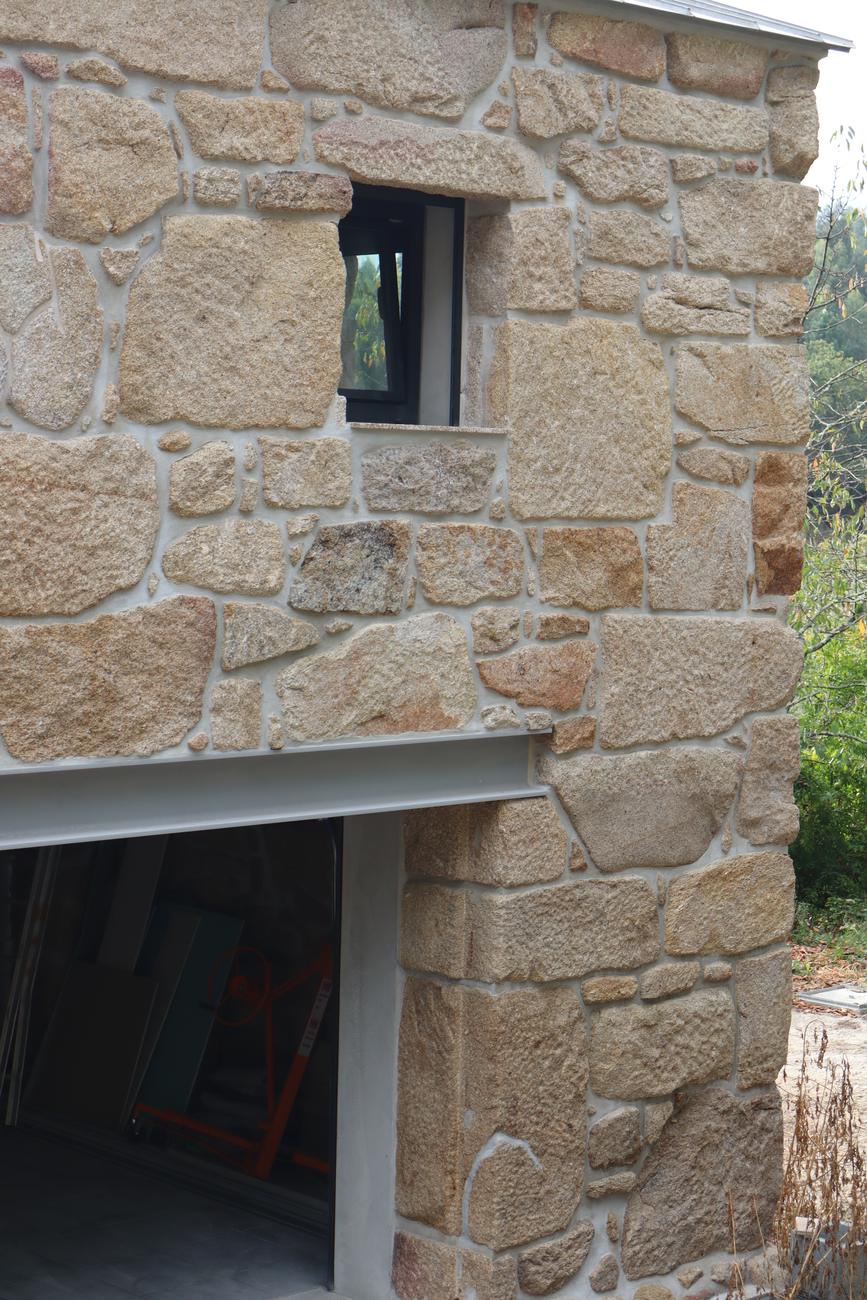 Janela moderna numa parede de granito — Quinta de Luzim, Penafiel