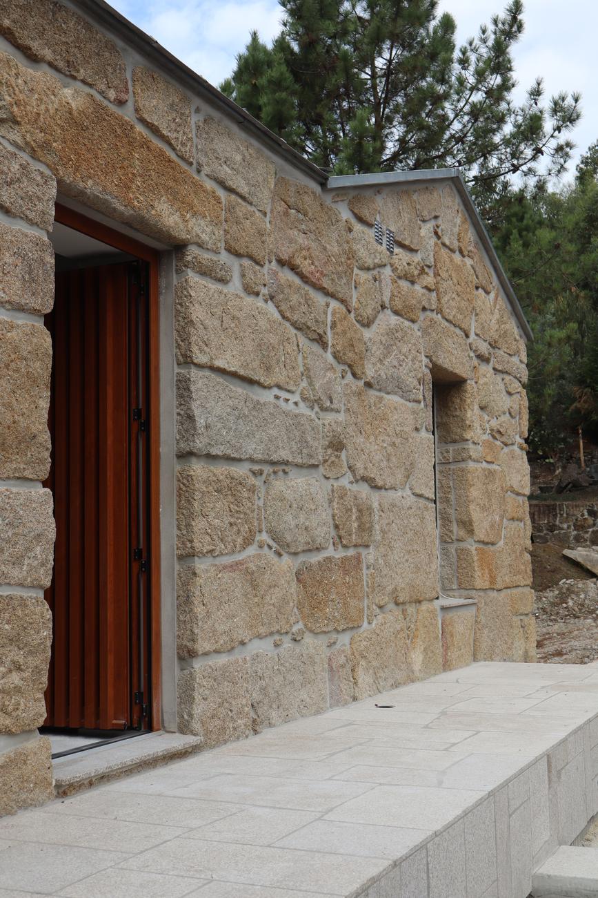 Porta em madeira e pavimento em pedra — Quinta de Luzim, Penafiel