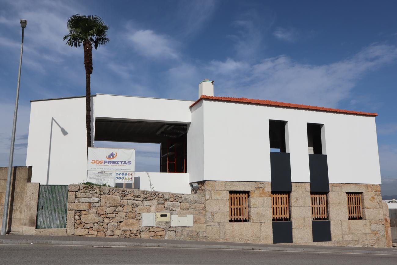 Edifício de restauração Leitão do Petti, Penafiel — fachada branca com base em pedra e telhado em telha