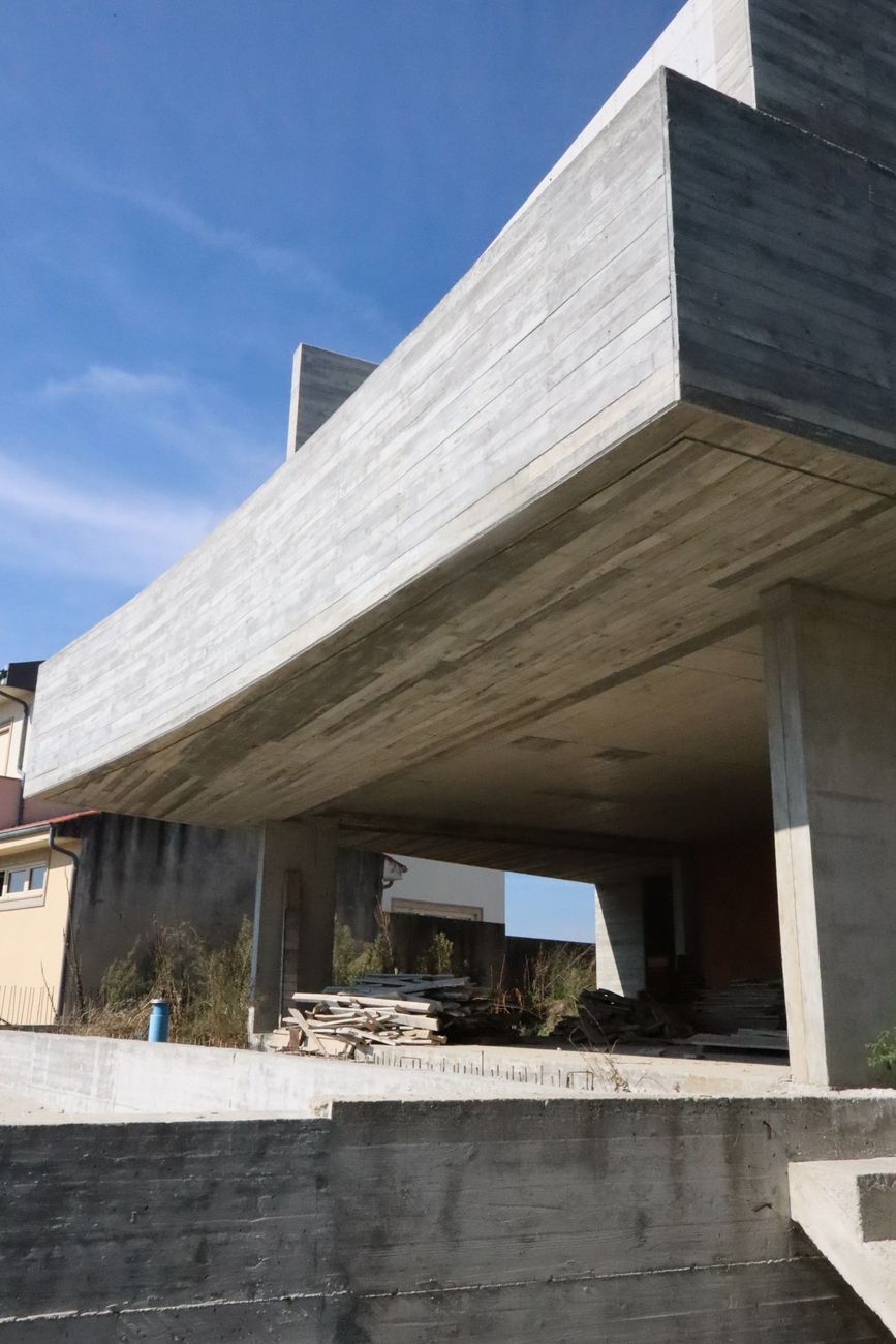 Casa Santa Luzia, Penafiel — moradia em betão aparente com grande volume em consola sobre o piso térreo