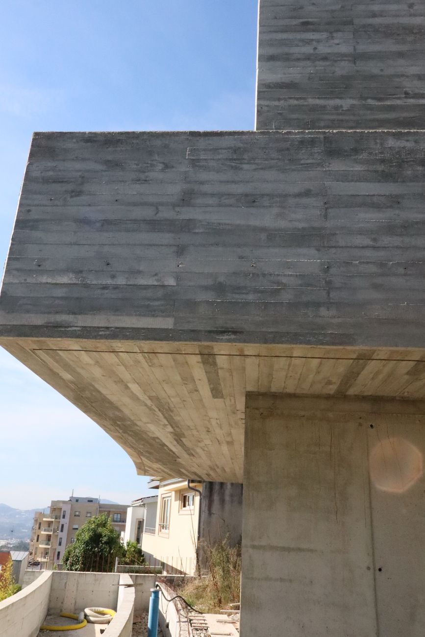 Consola em betão aparente com vista sobre Penafiel — Casa Santa Luzia, Penafiel