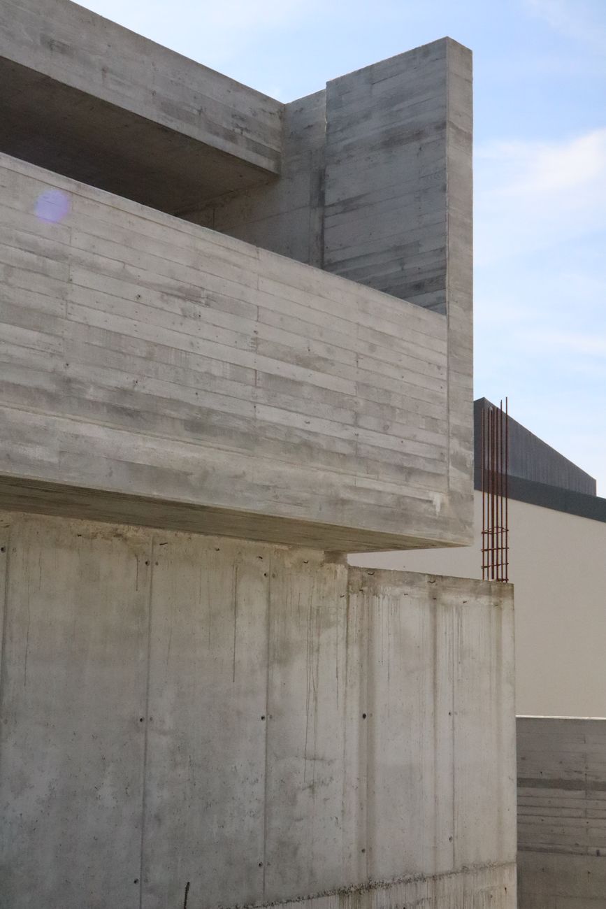 Fachada lateral em betão aparente — Casa Santa Luzia, Penafiel