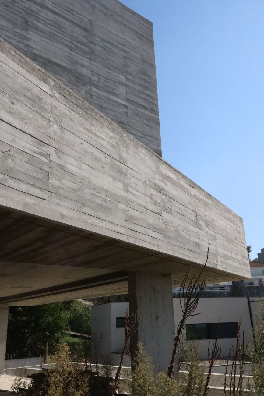 Consola em betão sobre o piso térreo — Casa Santa Luzia, Penafiel