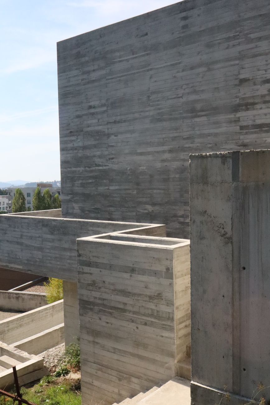 Muros e volumes em betão aparente — Casa Santa Luzia, Penafiel