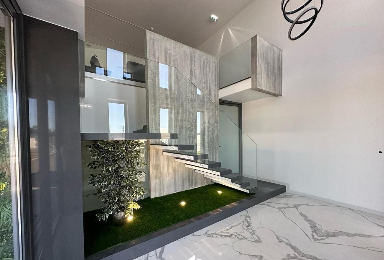 Átrio interior com escadas e pavimento em mármore — Fábrica Industrial em Santa Marta, Penafiel