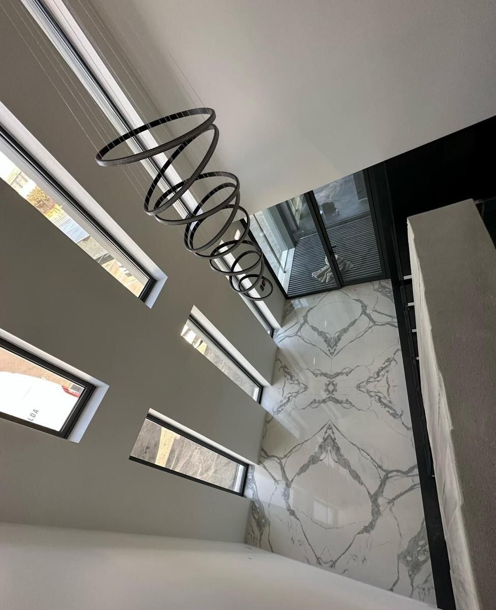 Átrio com iluminação e pavimento em mármore — Fábrica Industrial em Santa Marta, Penafiel