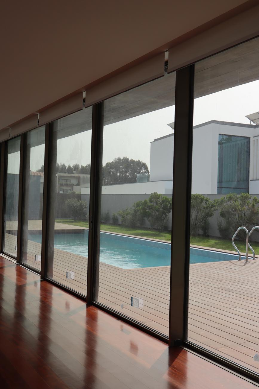 Sala com janelas sobre a piscina — Casa das Centieiras, São Félix da Marinha