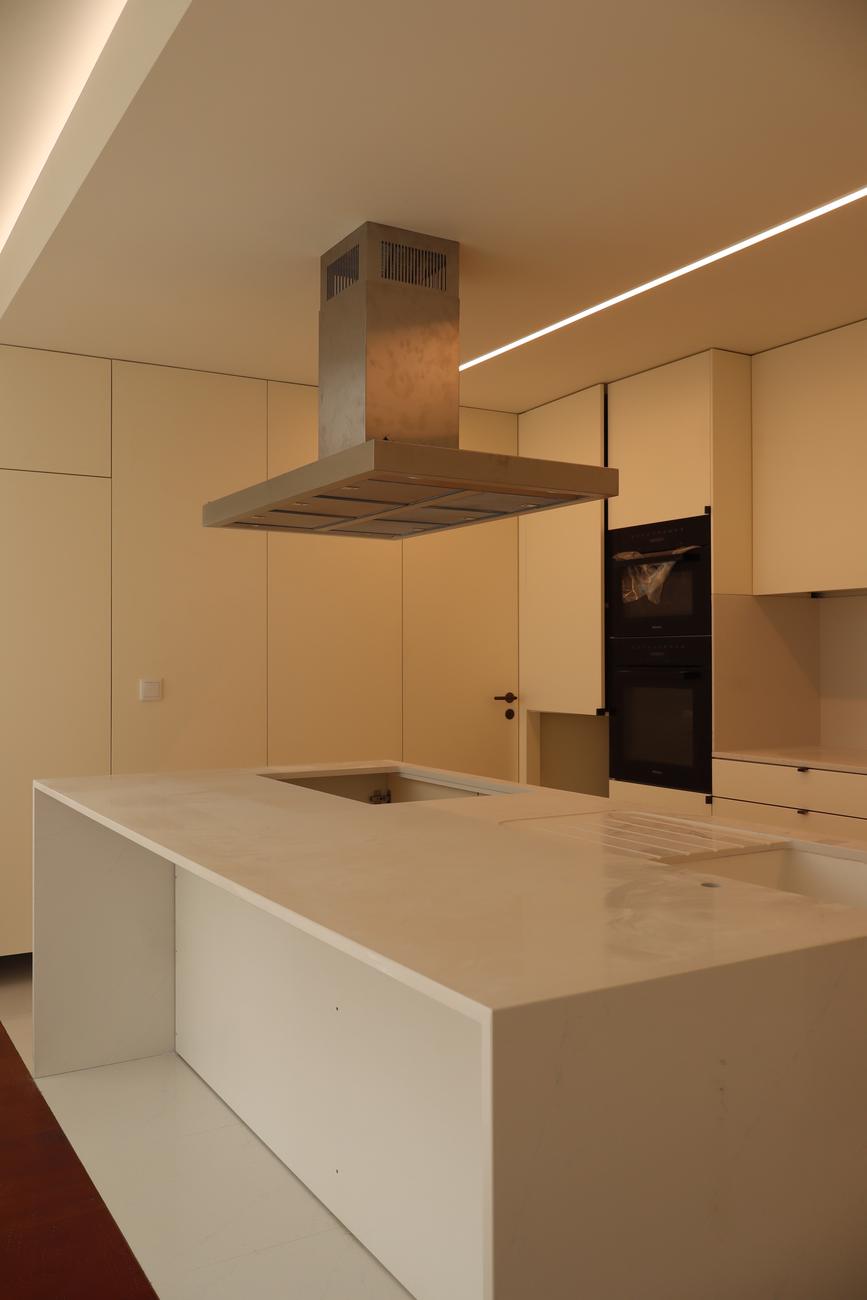 Cozinha com ilha em pedra e exaustor — Casa das Centieiras, São Félix da Marinha