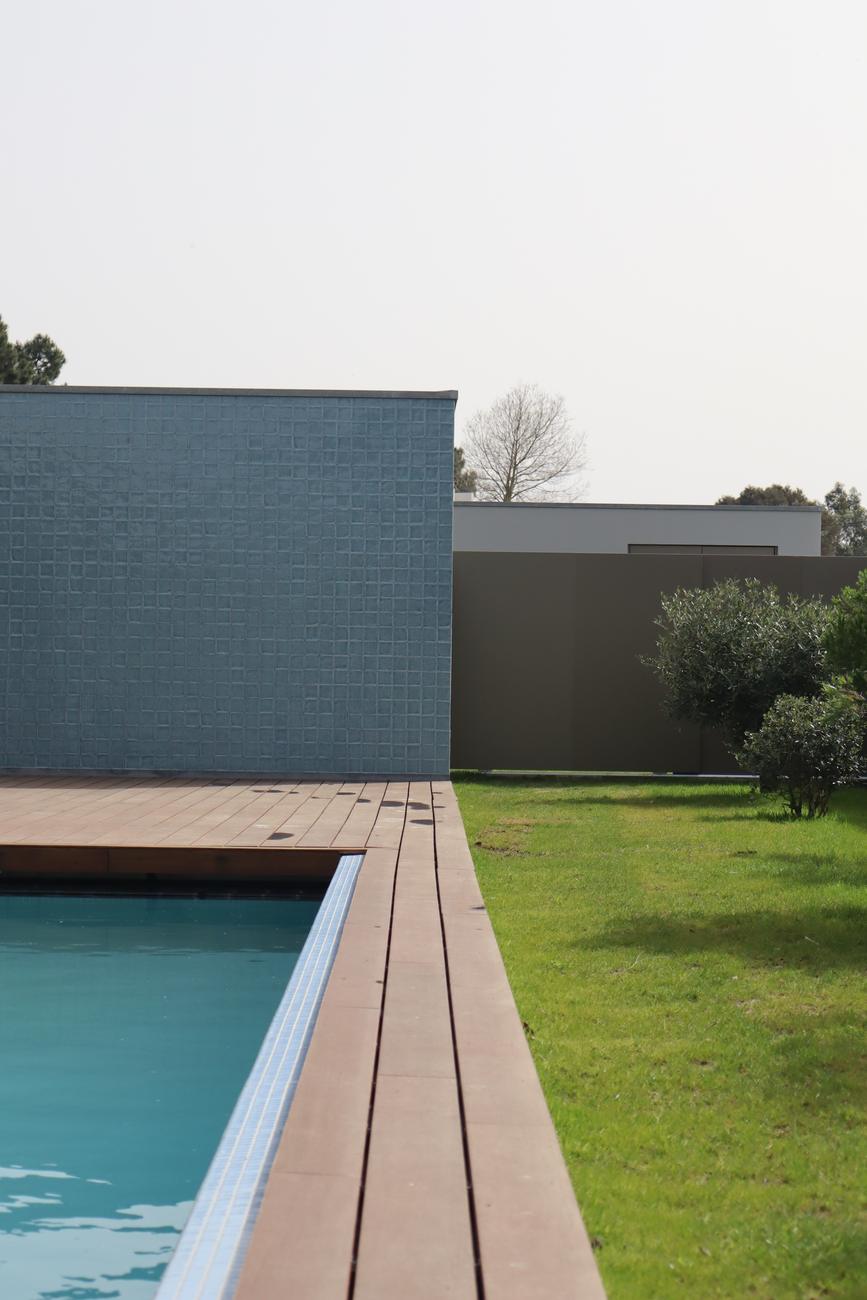 Piscina com relvado e deck — Casa das Centieiras, São Félix da Marinha