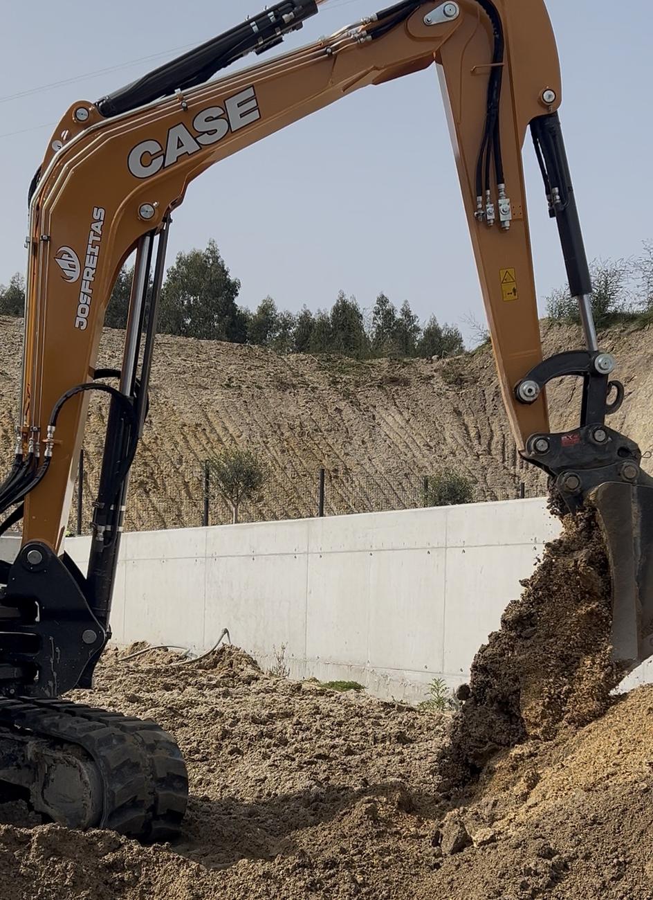 Escavadora a carregar terra — terraplanagem e movimentação de terras