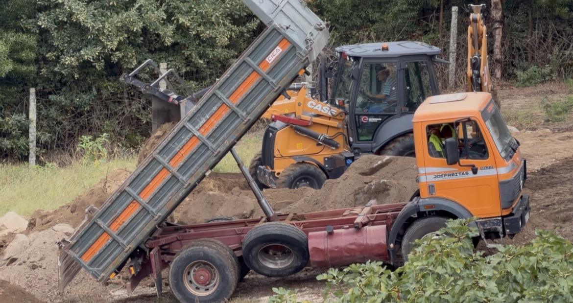 Camião a descarregar terras — terraplanagem e movimentação de terras