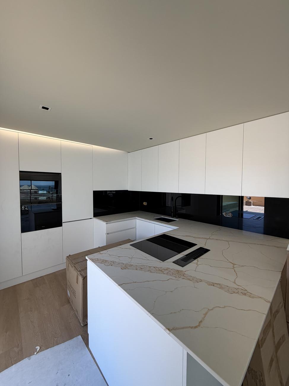 Reabilitação de Apartamento Vilamoura, Algarve, Algarve — cozinha moderna com ilha e bancada em pedra