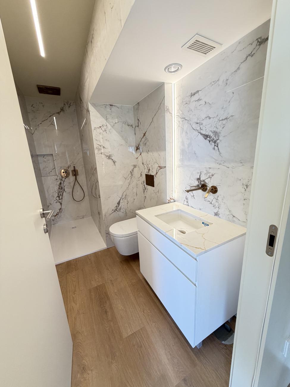 Casa de banho com duche e móvel suspenso — Apartamento Vilamoura, Algarve
