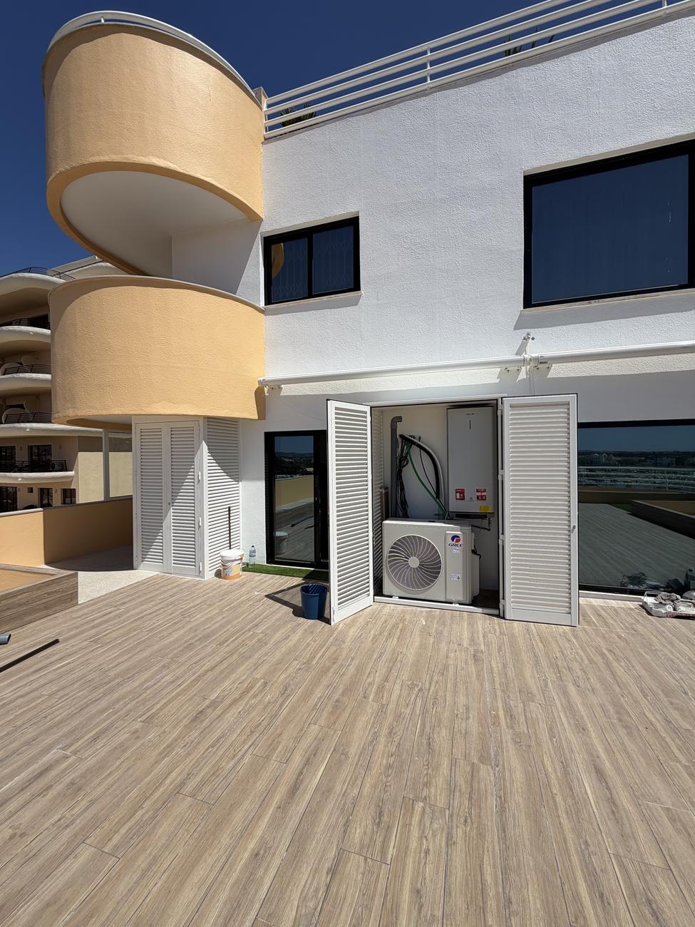 Terraço com pavimento exterior novo e varanda curva — Apartamento Vilamoura, Algarve