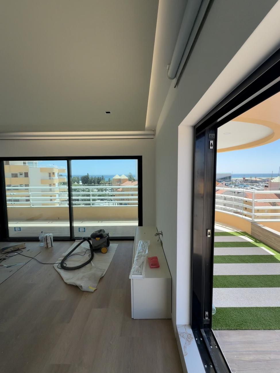 Sala com porta de correr para o terraço — Apartamento Vilamoura, Algarve